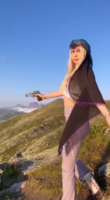 rizede-yaylaya-cikan-aleyna-tilki-eline-silah-alarak-ates-etti-2-001.jpg