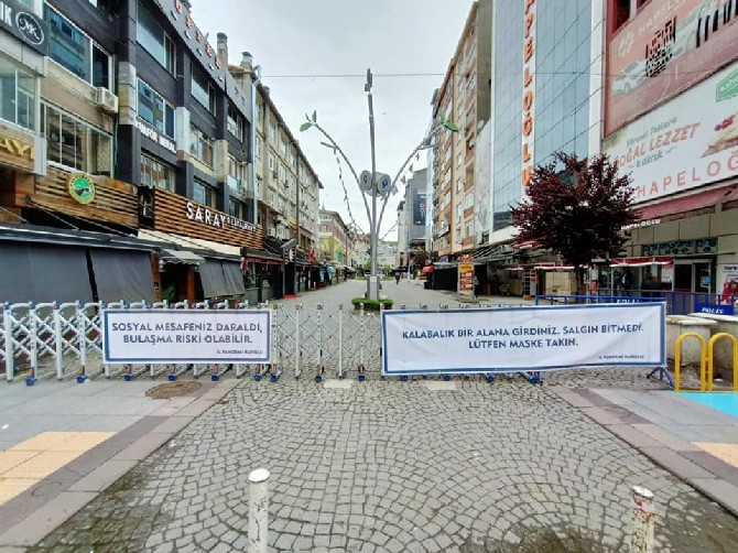 rizede-yeni-tip-koronavirus-(kovid-19)-tedbirleri-kapsaminda-bazi-cadde,-banka-ve-marketlerin-onlerine-uyarici-afisler-asildi-(10).jpg