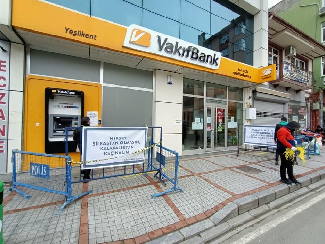 rizede-yeni-tip-koronavirus-(kovid-19)-tedbirleri-kapsaminda-bazi-cadde,-banka-ve-marketlerin-onlerine-uyarici-afisler-asildi-(11).jpg