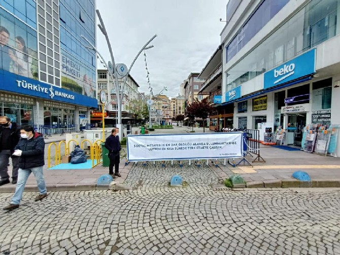 rizede-yeni-tip-koronavirus-(kovid-19)-tedbirleri-kapsaminda-bazi-cadde,-banka-ve-marketlerin-onlerine-uyarici-afisler-asildi-(2).jpg