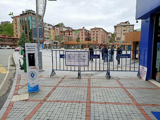 rizede-yeni-tip-koronavirus-(kovid-19)-tedbirleri-kapsaminda-bazi-cadde,-banka-ve-marketlerin-onlerine-uyarici-afisler-asildi-(4).jpg
