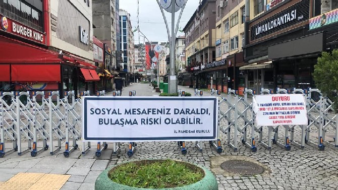 rizede-yeni-tip-koronavirus-(kovid-19)-tedbirleri-kapsaminda-bazi-cadde,-banka-ve-marketlerin-onlerine-uyarici-afisler-asildi-(8).jpg
