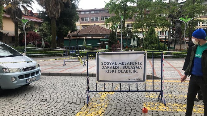 rizede-yeni-tip-koronavirus-(kovid-19)-tedbirleri-kapsaminda-bazi-cadde,-banka-ve-marketlerin-onlerine-uyarici-afisler-asildi-(9).jpg