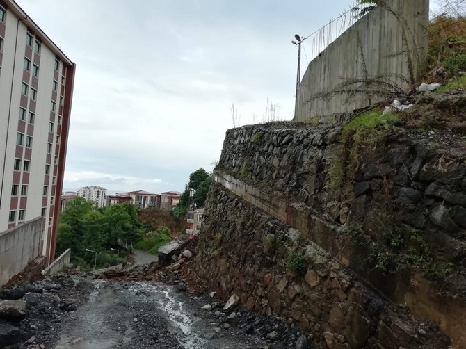 rizede-yenisi-yapildigi-icin-yikimina-baslanan-istinat-duvari-kendiliginden-coktu-(4).jpg