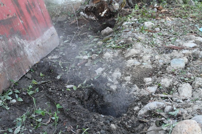 rizede-yer-altindan-cikan-gaz-incelemeye-alindi-(3)-001.jpg