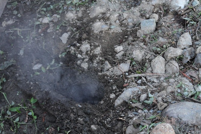 rizede-yer-altindan-cikan-gaz-incelemeye-alindi-(5).jpg