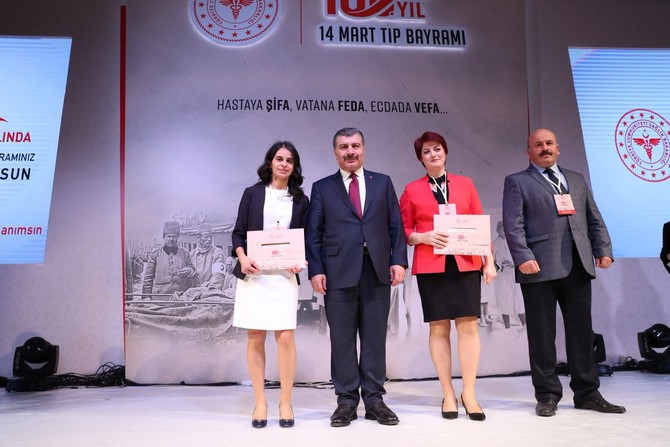 rizede-yilin-hekimi-secilen-uzm.dr.-filiz-erdemli-ve-aile-hekimi-dr.-selda-kaksi-ile-rize-il-saglik-muduru-dr.-mustafa-tepe-fahrettin-koca-(1).jpg