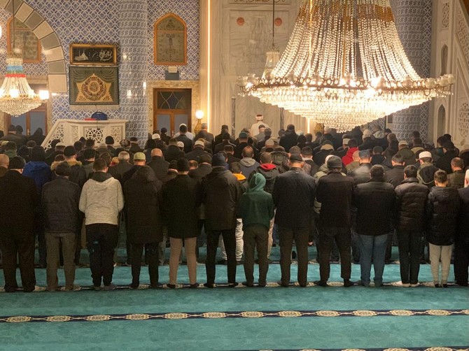 rizede-yilin-ilk-gununde-aileler-sabah-namazinda-bir-araya-geldi-4.jpg
