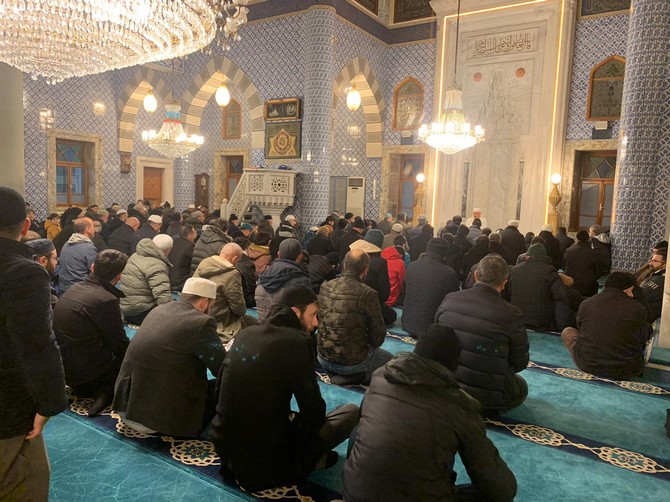 rizede-yilin-ilk-gununde-aileler-sabah-namazinda-bir-araya-geldi-7.jpg