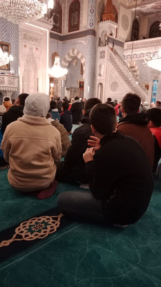 rizede-yilin-ilk-gununde-aileler-sabah-namazinda-bir-araya-geldi-8.jpg