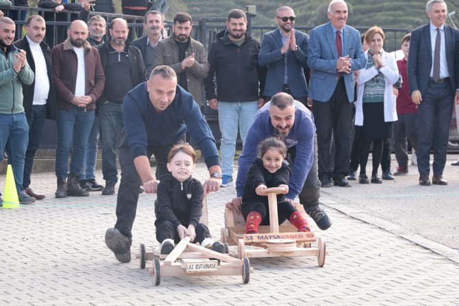 rizede-yillardir-geleneksel-hale-gelen-ve-heyecan-dolu-anlar-yasanan-formulaz-tahta-araba-yarislarini-bu-kez-anaokulu-ogrencileri-babalarinin-yaptiklari-tahta-arabalarla-gerceklestirdi-4.jpg