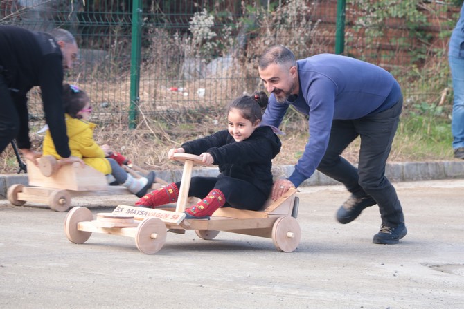 rizede-yillardir-geleneksel-hale-gelen-ve-heyecan-dolu-anlar-yasanan-formulaz-tahta-araba-yarislarini-bu-kez-anaokulu-ogrencileri-babalarinin-yaptiklari-tahta-arabalarla-gerceklestirdi-5-001.jpg