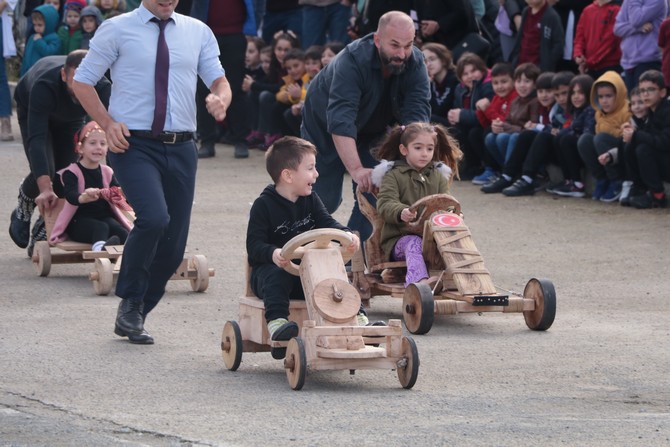 rizede-yillardir-geleneksel-hale-gelen-ve-heyecan-dolu-anlar-yasanan-formulaz-tahta-araba-yarislarini-bu-kez-anaokulu-ogrencileri-babalarinin-yaptiklari-tahta-arabalarla-gerceklestirdi-6-001.jpg