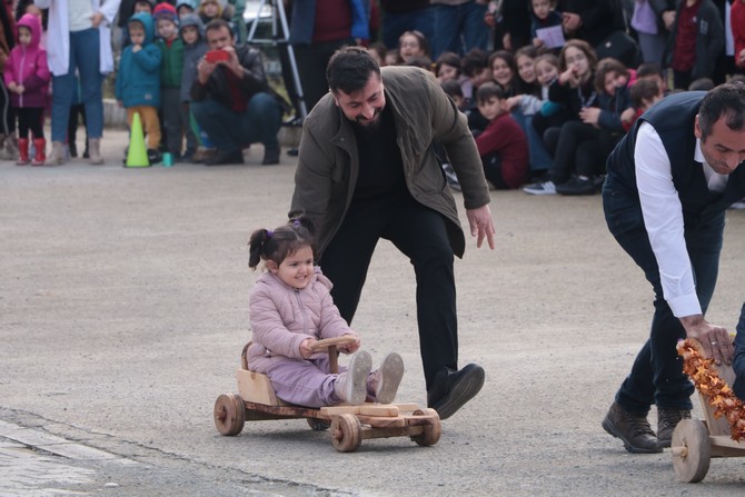 rizede-yillardir-geleneksel-hale-gelen-ve-heyecan-dolu-anlar-yasanan-formulaz-tahta-araba-yarislarini-bu-kez-anaokulu-ogrencileri-babalarinin-yaptiklari-tahta-arabalarla-gerceklestirdi-8-001.jpg