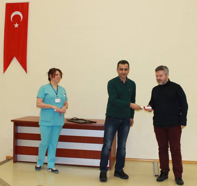 rizede-yogun-bakim-hemsireligi-sertifikasyon-egitimi-kursiyerlerine-sertifika-verildi-(15).jpg