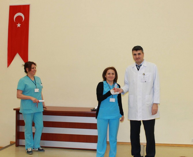 rizede-yogun-bakim-hemsireligi-sertifikasyon-egitimi-kursiyerlerine-sertifika-verildi-(4).jpg