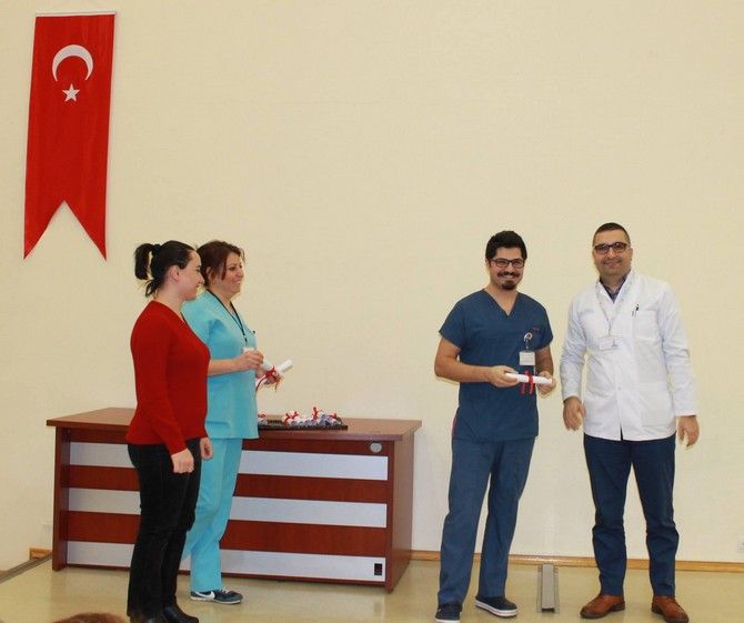 rizede-yogun-bakim-hemsireligi-sertifikasyon-egitimi-kursiyerlerine-sertifika-verildi-(5).jpg
