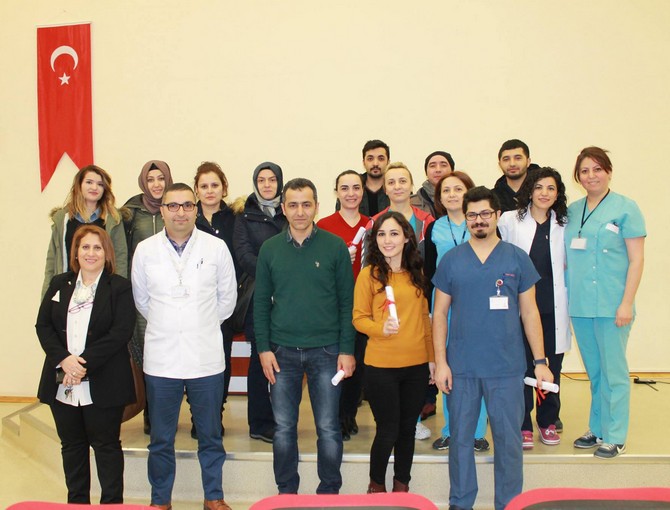rizede-yogun-bakim-hemsireligi-sertifikasyon-egitimi-kursiyerlerine-sertifika-verildi-(6).jpg