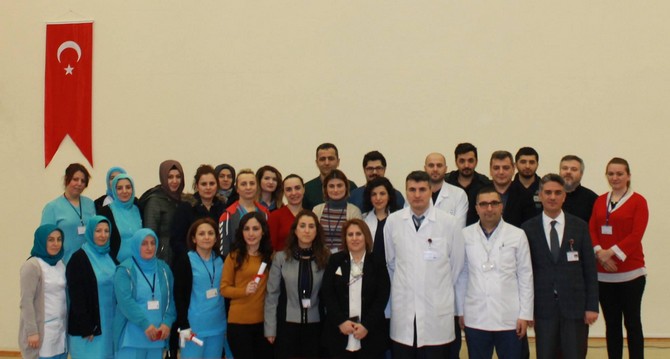 rizede-yogun-bakim-hemsireligi-sertifikasyon-egitimi-kursiyerlerine-sertifika-verildi-(9).jpg