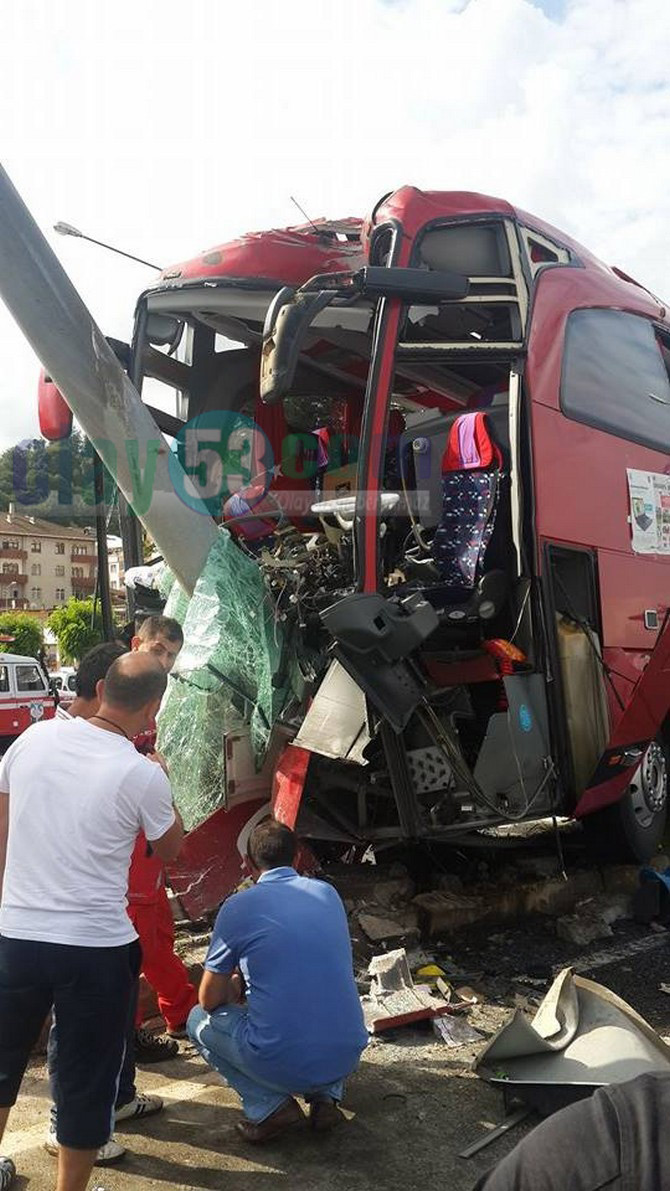 rizede-yolcu-otobusu-kaza-yapti.-1-olu,-36-yarali-(2).jpg