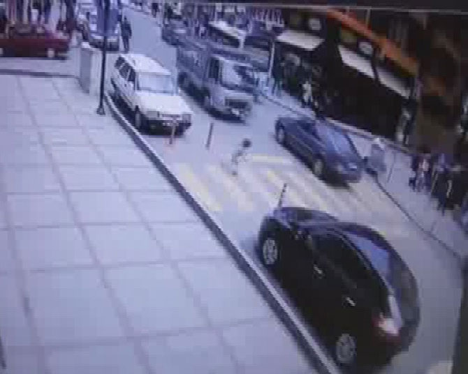 rizede-yolun-karsisina-gecen-cocuga-kamyon-carpti-1.jpg rizede-yolun-karsisina-gecen-cocuga-kamyon-carpti-1.jpg