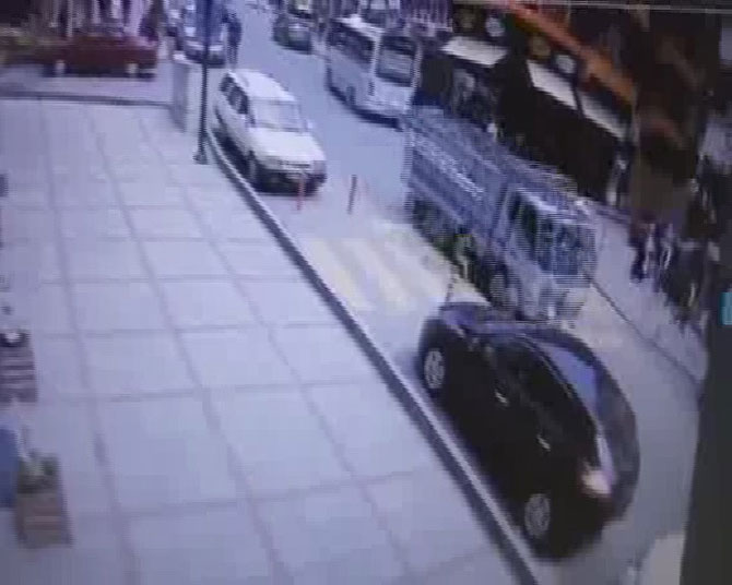 rizede-yolun-karsisina-gecen-cocuga-kamyon-carpti-2.jpg rizede-yolun-karsisina-gecen-cocuga-kamyon-carpti-2.jpg