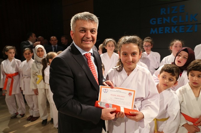 rizede-yuzen-okullar-bireysel-sporlari-gelistirme-projelerinin-sertifika-toreni-yapildi-(3).jpg