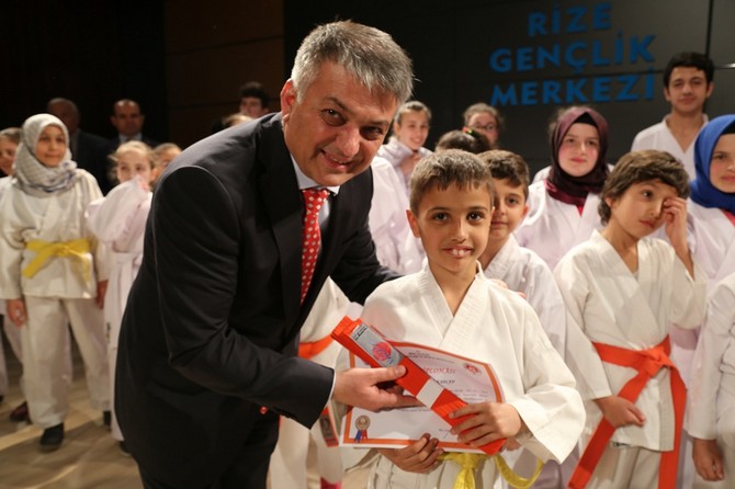 rizede-yuzen-okullar-bireysel-sporlari-gelistirme-projelerinin-sertifika-toreni-yapildi-(4).jpg
