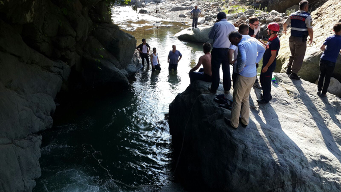 rizede-yuzmek-icin-girdikleri-derede-bogulma-tehlikesi-yasayan-arkadasini-kurtarmak-isteyen-genc-hayatini-kaybetti-1.jpg