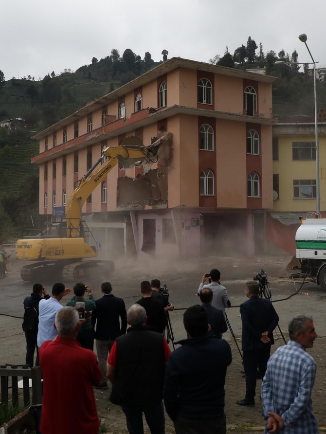 rizedeki-4-katli-binanin-yikimina-baslandi-(3).jpg