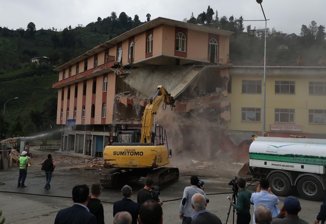 rizedeki-4-katli-binanin-yikimina-baslandi-(4).jpg