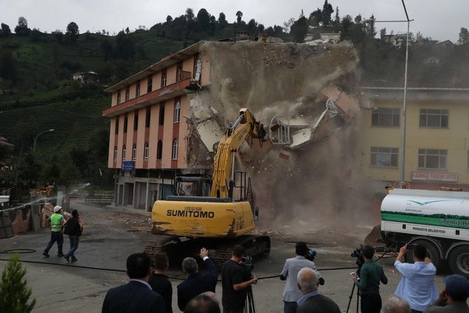 rizedeki-4-katli-binanin-yikimina-baslandi-(5).jpg