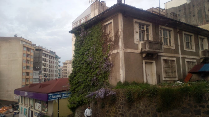 rizedeki-bu-bina-sarmasiklar-arasinda-kayboldu-2.jpg rizedeki-bu-bina-sarmasiklar-arasinda-kayboldu-2.jpg