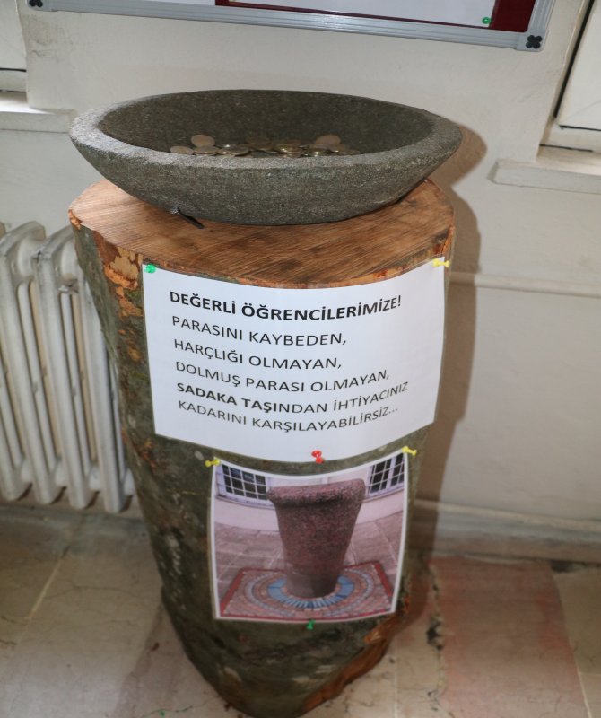 rizedeki-fatih-anadolu-lisesinde-baslatilan-sadaka-tasi-uygulamasi-ile-lise-ogrencisi-genclere-sadaka-verme-bilinci-asilaniyor-7.jpg