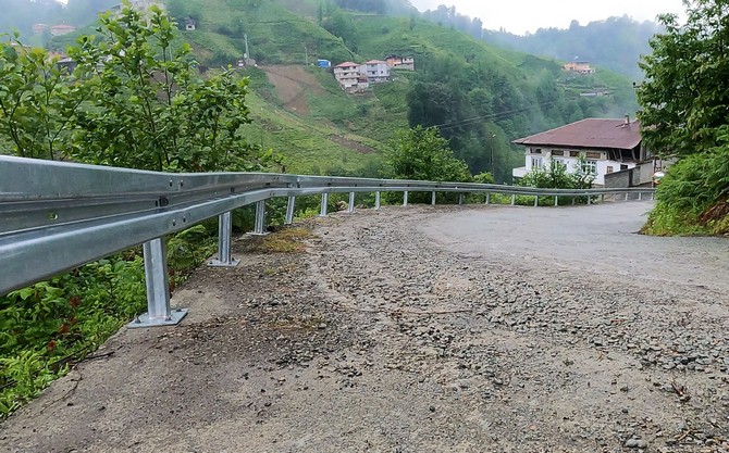 rizedeki-koy-yollari-artik-daha-guvenli-11.jpg