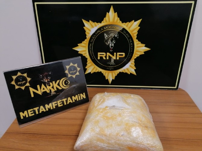 rizedeki-operasyonda-aracin-bagajinda-gizlenmis-1-kilo-50-gram-metanfetamin-ele-gecirildi-1.jpg