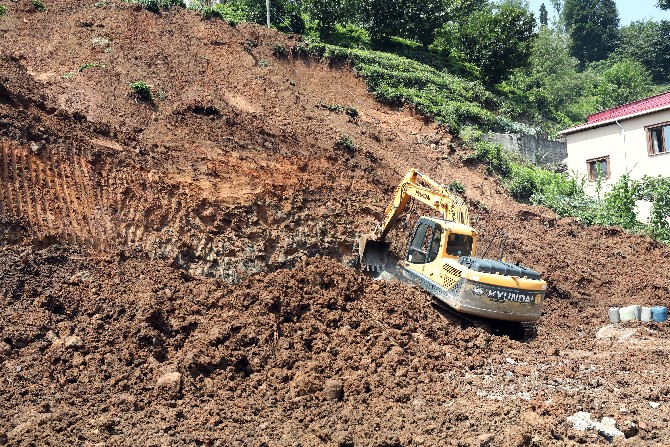 rizedeki-sel-ve-heyelanda-hayatini-kaybeden-yasli-ciftin-ailesi-ve-komsulari-o-gunu-anlatti-3.jpg