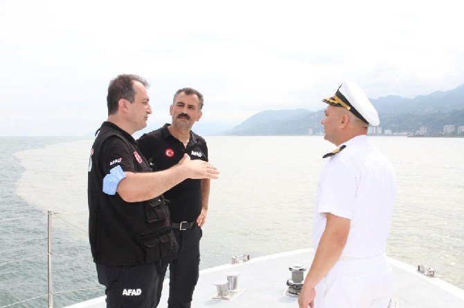 rizedeki-sel-ve-heyelanda-kaybolan-kisilerin-aileleri-denizdeki-arama-calismalarina-eslik-etti-2.jpg