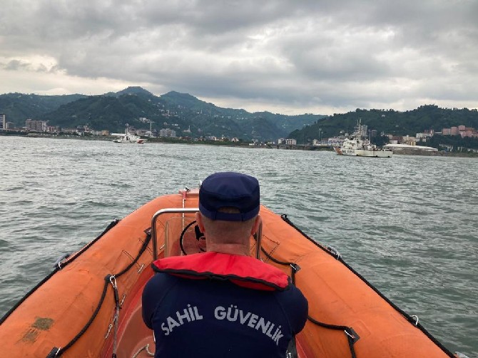 rizedeki-sel-ve-heyelanda-kaybolan-kisilerin-aileleri-denizdeki-arama-calismalarina-eslik-etti-5.jpg