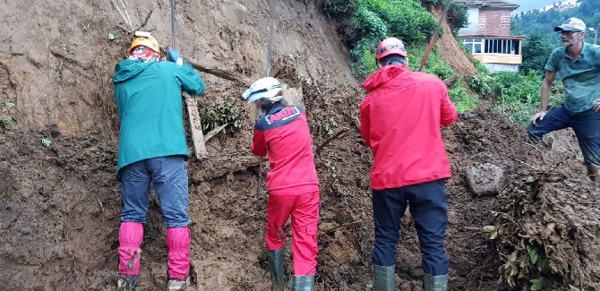 rizedeki-selde-kaybolan-kisinin-cansiz-bedenine-ulasildi.jpg