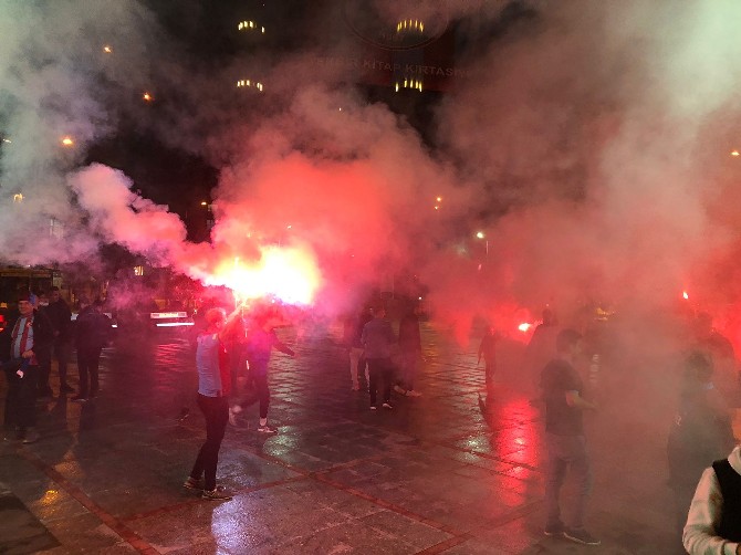 rizedeki-trabzonsporlu-taraftarlar-sampiyonlugu-kutladi-3.jpg