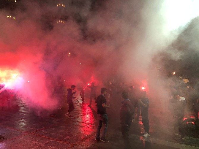 rizedeki-trabzonsporlu-taraftarlar-sampiyonlugu-kutladi-4.jpg
