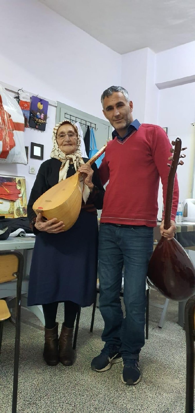 rizeli-80’lik-teyze-baglama-calmayi-ogreniyor-(4).jpg