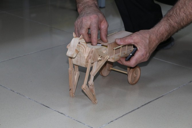 rizeli-ahsap-ustasi-sahin-colak-akrep-ve-orumcekten-yola-cikarak-yaptigi-minyatur-at-arabasinin-insanlarin-kullanabilmesi-icin-metalden-olanini-yapmayi-hedefliyor-1.jpg