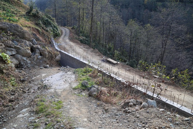 rizeli-akrabasina-kizdi-yolu-beton-duvarla-kapatti-(1).jpg