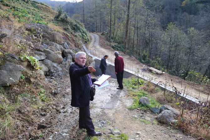 rizeli-akrabasina-kizdi-yolu-beton-duvarla-kapatti-(2).jpg