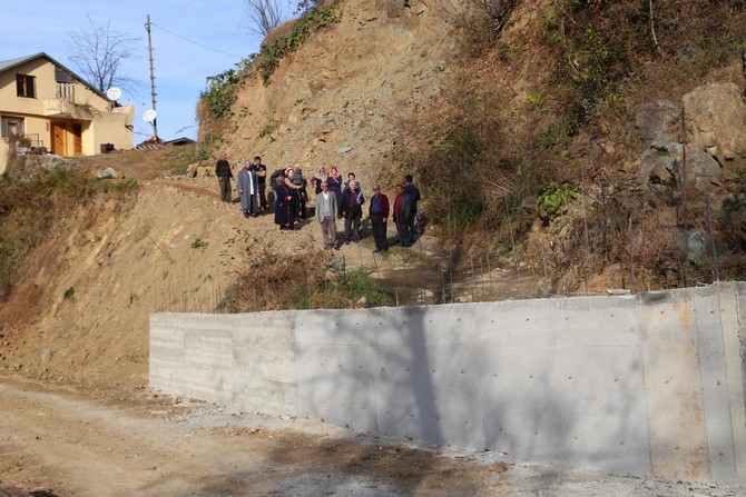 rizeli-akrabasina-kizdi-yolu-beton-duvarla-kapatti-(4).jpg