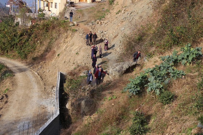 rizeli-akrabasina-kizdi-yolu-beton-duvarla-kapatti-(5).jpg