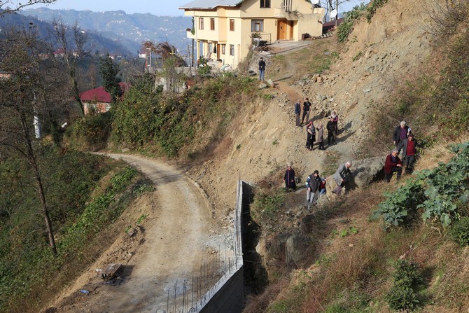 rizeli-akrabasina-kizdi-yolu-beton-duvarla-kapatti-(6).jpg