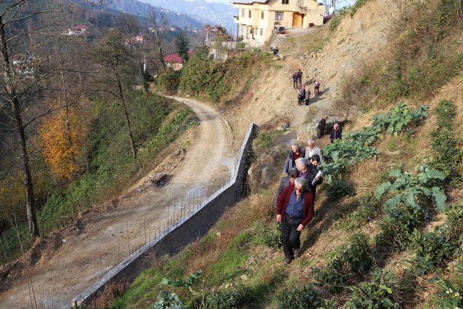 rizeli-akrabasina-kizdi-yolu-beton-duvarla-kapatti-(7).jpg